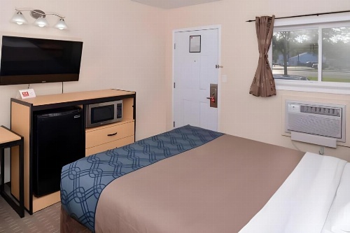 Econo Lodge Rochester image 28