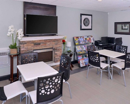 Econo Lodge Rochester image 30