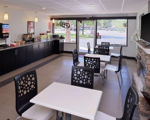 Econo Lodge Rochester image 31