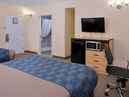 Econo Lodge Rochester image 41