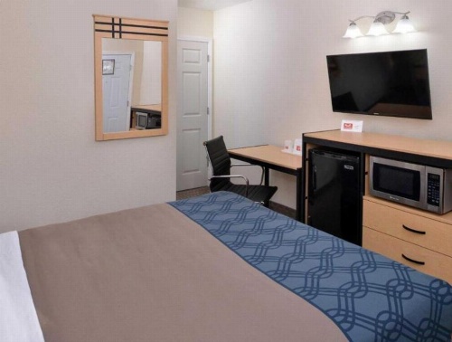 Econo Lodge Rochester image 6