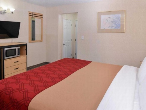 Econo Lodge Rochester image 7